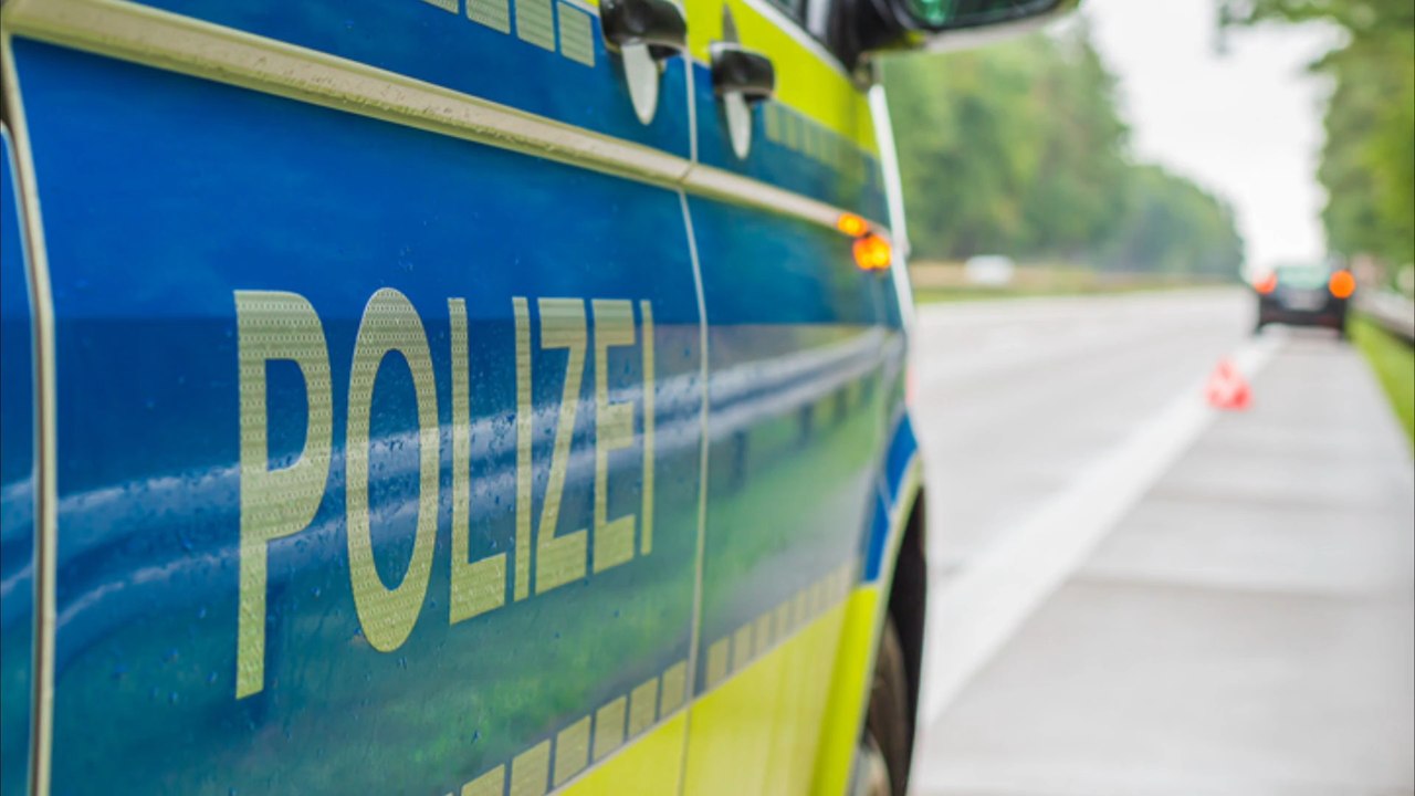 Fußgänger auf Autobahn verunglückt nach Zusammenstoß mit Auto