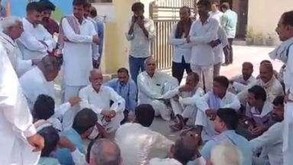 श्रीगंगानगर: महिला का दो बच्चों के साथ सुसाइड का मामला, धरने पर बैठे परिजन, की ये मांग