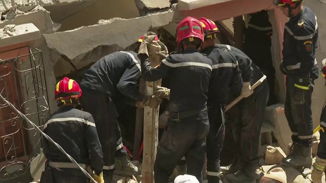 صور مباشرة لعمليات الإنقاذ في أحد المواقع المتضررة جراء الزلزال في المغرب