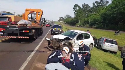 Forte colisão frontal entre 207 e carreta deixa homem ferido na BR-277