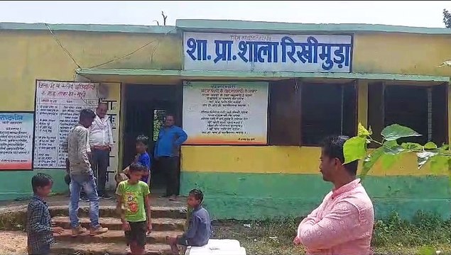 ट्रांसफार्मर में शॉर्ट-सर्किट से स्कूल के मेन गेट में प्रवाहित होने लगा करंट, बच्चों को बचाते चपेट में आई शिक्षिका