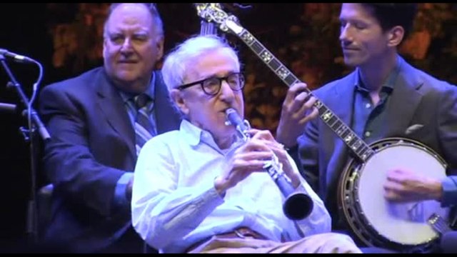 Woody Allen suona il clarinetto con la sua jazz band: è solo un hobby