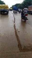 हाईवे की 400 मीटर सीमेंट सडक़ की दरारों में फंस रही गाडिय़ां, हो रहे हादसे