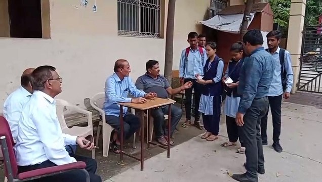 कॉलेज में हुए हंगामे के बाद प्राचार्य ने कॉलेज के गेट पर लगाई कुर्सी