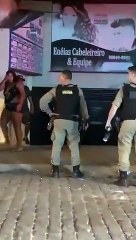 Policiais agridem mulheres com cassetetes em festa em MG