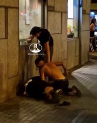 Un hombre agrede a otro en la plaza de Espanya de Barcelona