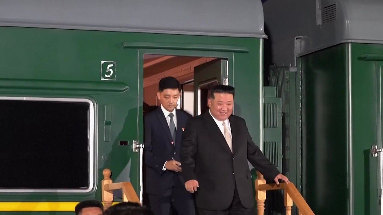 김정은 위원장 러시아 도착 모습 첫 공개 / YTN