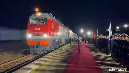 L'arrivo di Kim Jong-un in Russia, scende sorridente dal treno