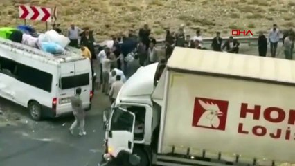 Hakkari karayolunda kargo kamyonu ile yolcu minibüsü çarpıştı: 1 ölü, 11 yaralı