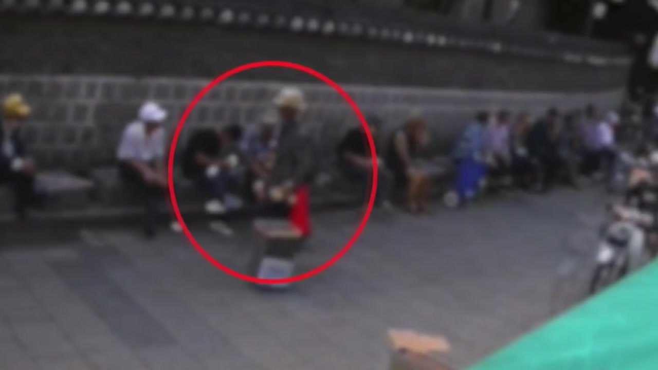 대낮 공원에서 흉기로 시민 위협한 60대 남성 입건 / YTN