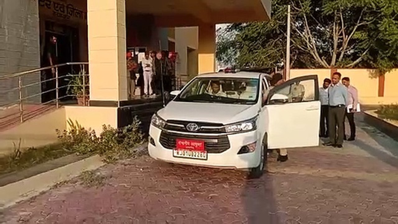 समीक्षा में जानी प्रगति, वांछित वंचितों को योजना से जोड़ने के निर्देश