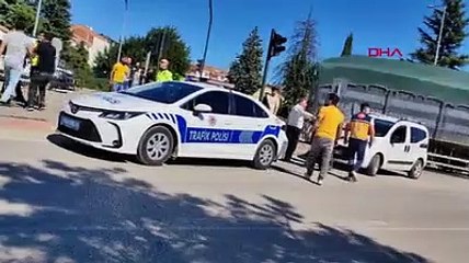 Bursa'da eşine çarpan sürücüyü oğullarıyla birlikte darbetti; o anlar kamerada
