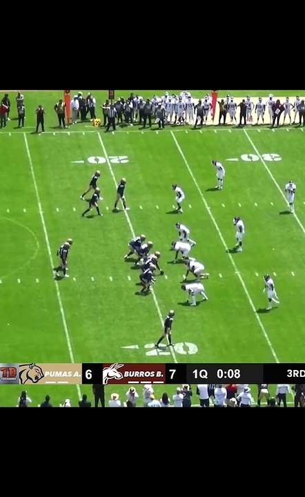 Excelente acarreo del QB, mucha fuerza y velocidad, evadiendo rivales #touchdown #collegefootball #highlights #onefa