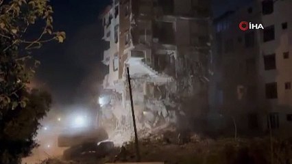 Yıkımı gerçekleştirilen 6 katlı bina iş makinasının üzerine çöktü!