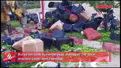 Kontrolden çıkan tır önce araçlara çarptı sonra devrildi: Kaza anı kamerada