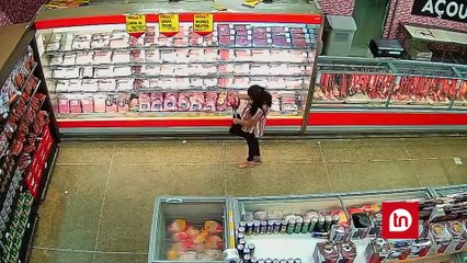 Скачать видео: Mulher é presa após furtar mais de R$ 5 mil em picanha de supermercado