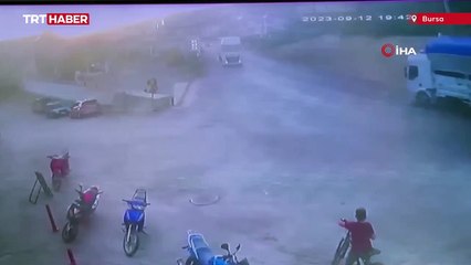 Kontrolden çıkan tır araçlara çarptı: Bisikletli çocuk son anda kurtuldu
