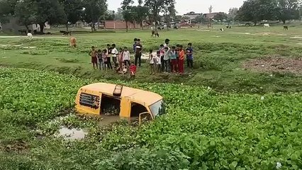 Hardoi: एक तेज रफ्तार स्कूली वैन अनियंत्रित होकर सड़क किनारे खाई में जा गिरी