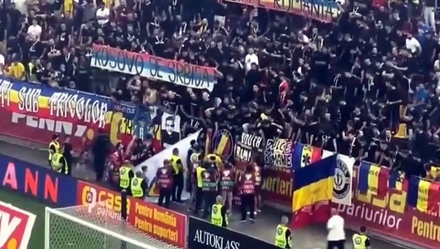 Mücadele 50 dakika durdu! Romanya-Kosova maçında açılan pankart karşılaşmanın önüne geçti