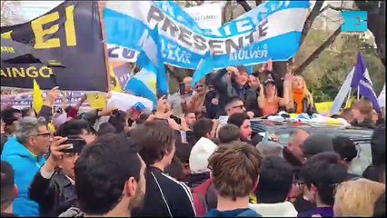 Con la "motosierra en mano", Javier Milei encabezó la caravana en La Plata
