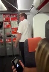 Pareja es sorprendida teniendo intimidad en baño de un avión.
