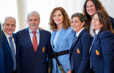 Isabel Díaz Ayuso es condecorada con la "Insignia de Oro" de la Real Federación Española de Karate