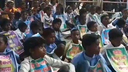 जमुई: स्कूल की मांग को लेकर जिला मुख्यालय पहुंचे बच्चे, सड़क पर बैठकर की पढ़ाई