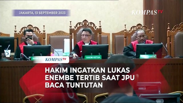 Momen Hakim Ingatkan Lukas Enembe untuk Tertib saat JPU Baca Tuntutan