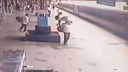 नर्मदापुरम: चलती ट्रेन और प्लेटफार्म के बीच में फंसा यात्री, देखें हैरान करने वाला VIDEO