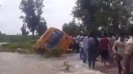 बिजनौर: स्कूली बच्चों से भरी बस बरसाती नाले में गिरी,मची चीख - पुकार