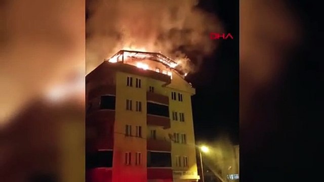 5 katlı binada çıkan yangın çatıyı da yaktı