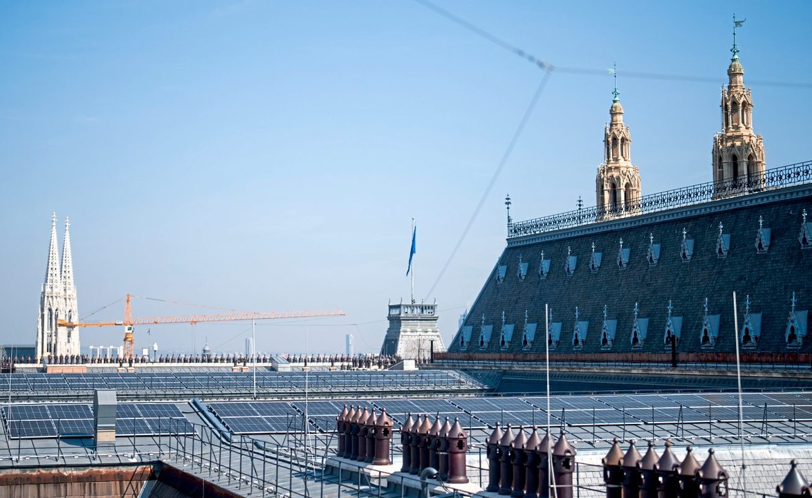 Dach des Wiener Rathauses mit Photovoltaik-Anlage ausgestattet