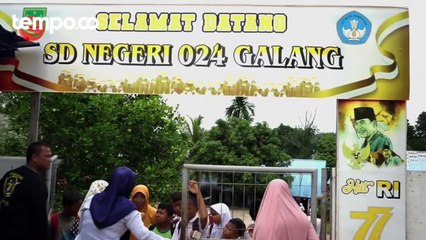 Polisi Beri Hadiah untuk Siswa yang Terdampak Gas Air Mata di Rempang