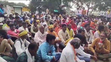 गांव में रोड नहीं कलेक्ट्रेट के सामने धरना