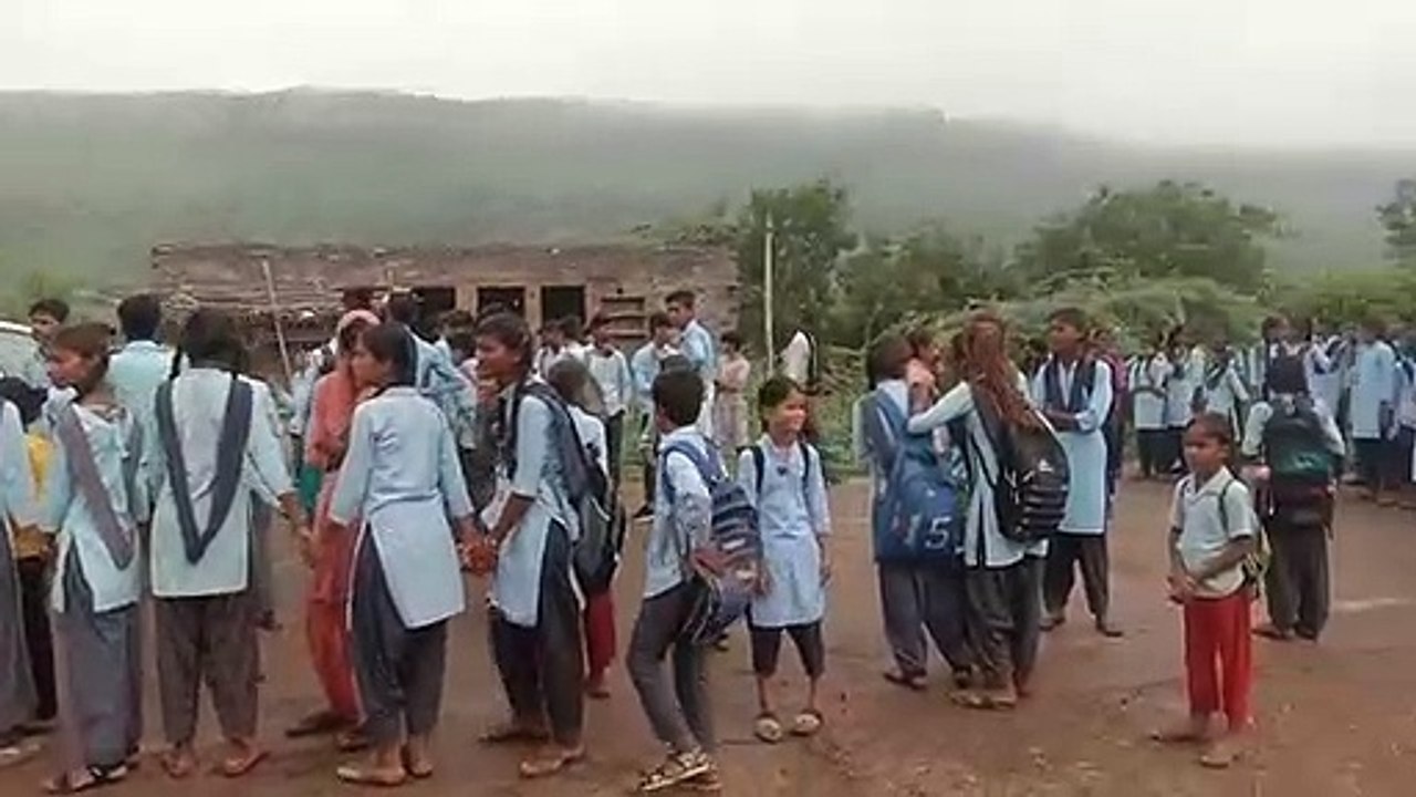 Video : शिक्षकों की कमी व लेटलतीफी से नाराज विद...