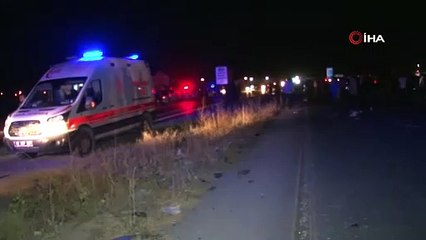 Yolcu indiren araca kamyon çarptı: Kasadan savrulan 2 kişi öldü, 8 kişi yaralandı