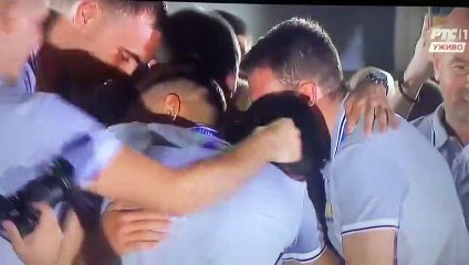 Accueilli en héros, Novak Djokovic fond en larmes dans les bras des basketteurs serbes