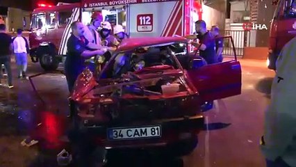 Oksijen yüklü tıra çarpan otomobil hurdaya döndü: 2 yaralı