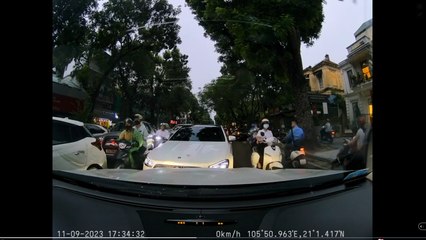 Nữ tài xế Mercedes gây náo loạn giữa phố Hà Nội, bỏ ô tô lại để thi gan