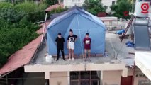 Depremzede öğrenciler ders çalışmak için evin damına çadır kurdu