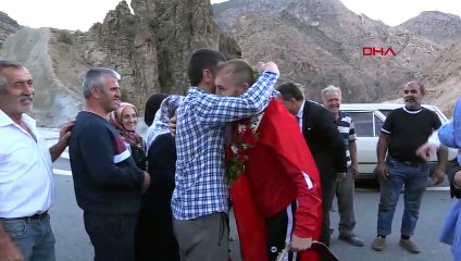 İşitme engelli şampiyon güreşçiye konvoylu karşılama