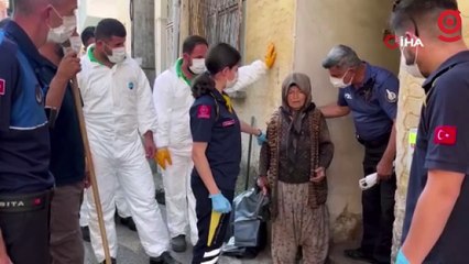 Kamyon kamyon çöp çıktı...Evini temizlettirmek istemeyen kadın arka arkaya beddua yağdırdı