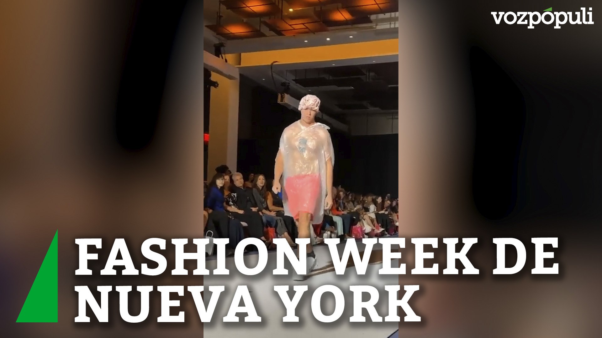 ⁣Un espontáneo se cuela en la pasarela de la Fashion Week de Nueva York