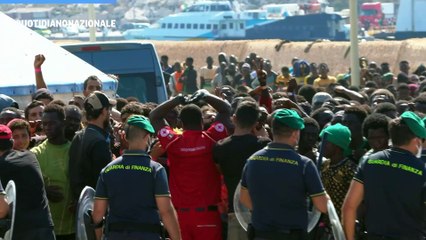 Tensioni a Lampedusa, molo Favaloro nel caos: il video