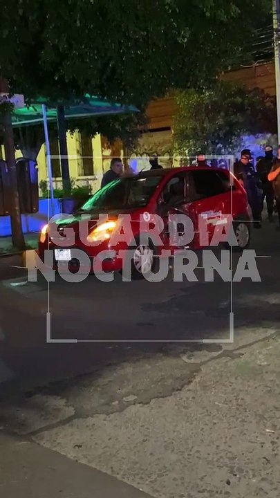 #Preliminar Un vehículo particular y una patrulla de la Policía Estatal, protagonizaron un aparatoso choque en calles de la colonia Americana de Guadalajara #GuardiaNocturna