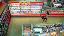 VÍDEO: Mulher é presa após furtar peças de picanha em supermercado