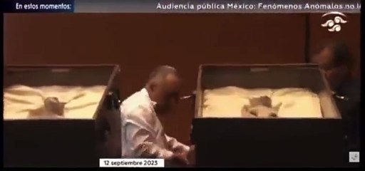 Meksika uzaylı cesetlerini sergiledi