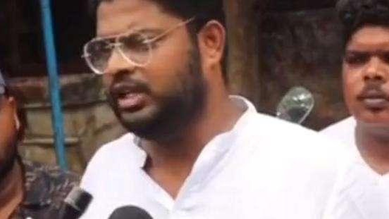 తూర్పు గోదావరి: కోడికత్తి శ్రీనును... రాజమండ్రి జైల్ నుంచి విశాఖ తరలింపు
