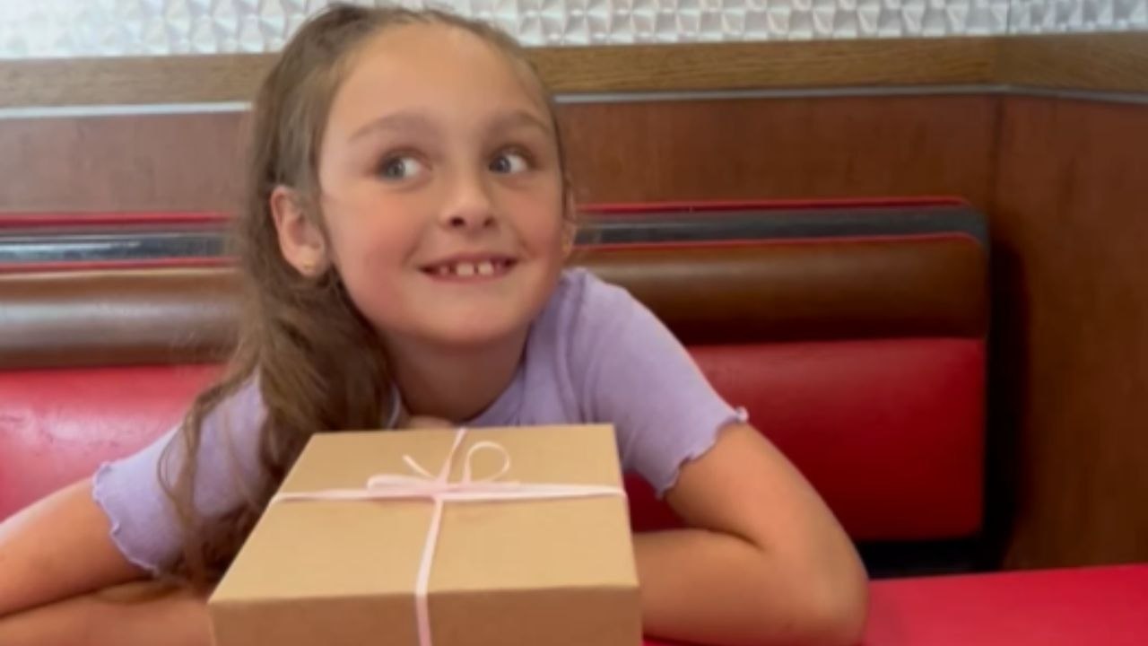 Parents surprise their daughter with heartwarmi...