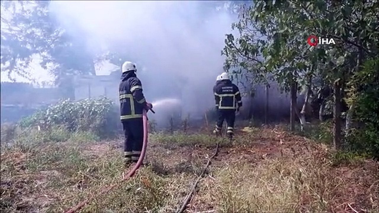 Alevlerin arasında kalan mutfak tüpü paniğe neden oldu, ekipler güvenli bölgeye taşıdı